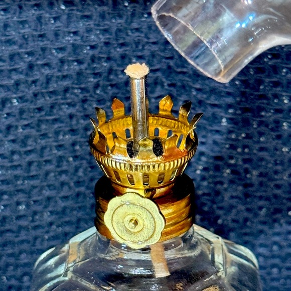 Elegant Clear Glass Oil Lamp Figurine - Picture 4 of 8